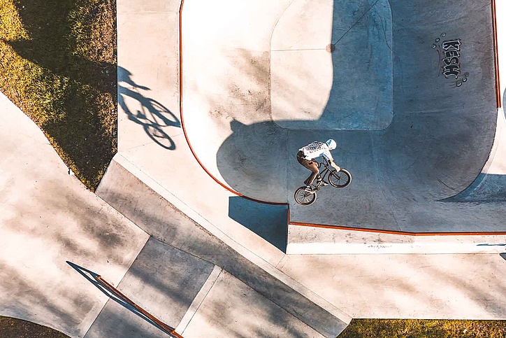 BMX-Fahrer in Action auf einer steilen Betonkante des Parks in Samoëns.