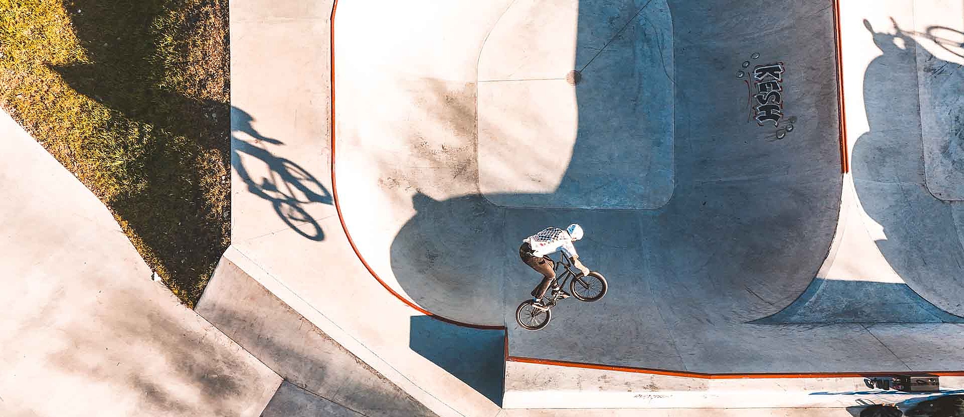 Rider BMX en action sur un rebord en béton raide du parc de Samoëns.