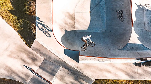 Rider BMX en action sur un rebord en béton raide du parc de Samoëns.