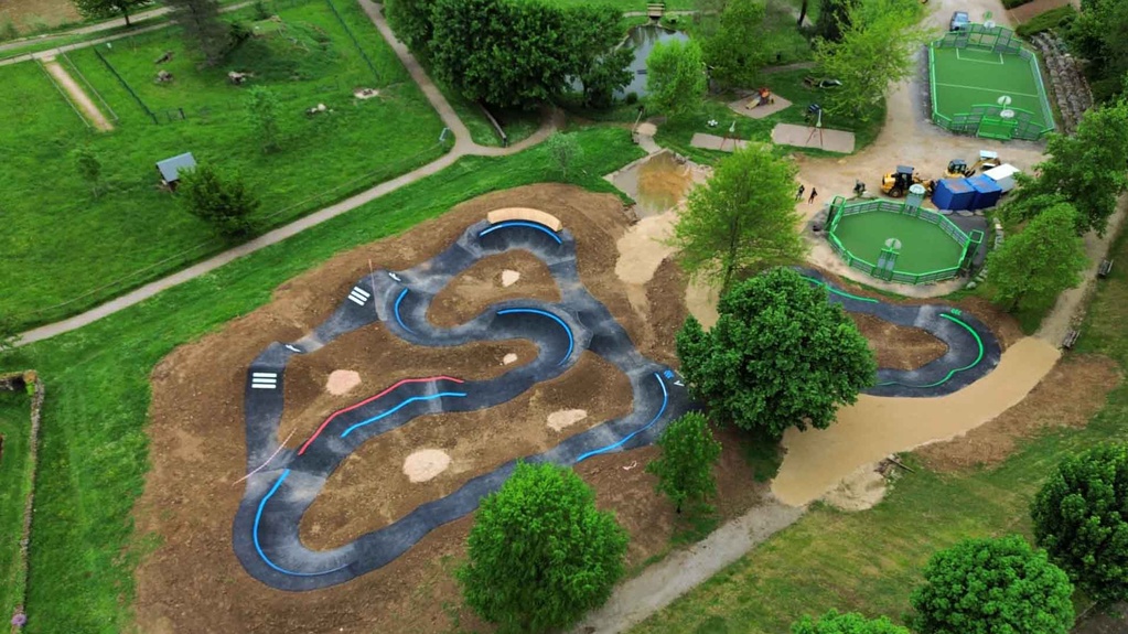 Panoramablick auf den Pumptrack in Saint-Geniez im Grünen