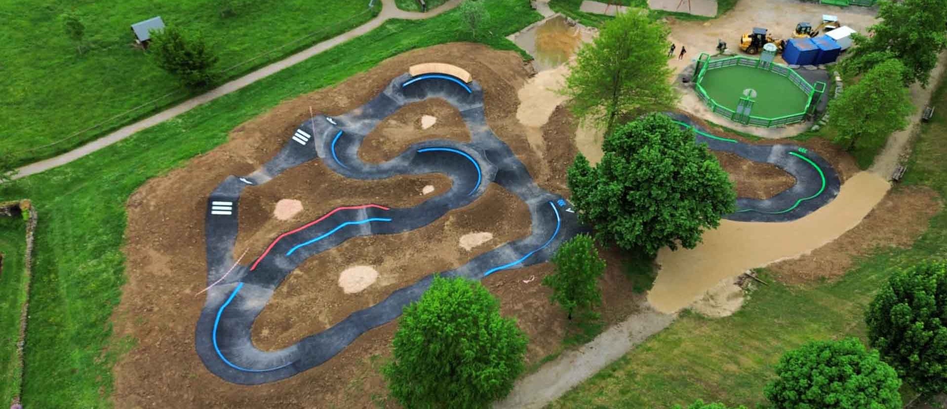 Panoramablick auf den Pumptrack in Saint-Geniez im Grünen