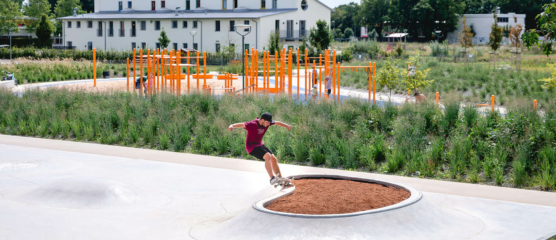 Skater im Skatepark Reese Park Augsburg for einer Calisthenics Anlage