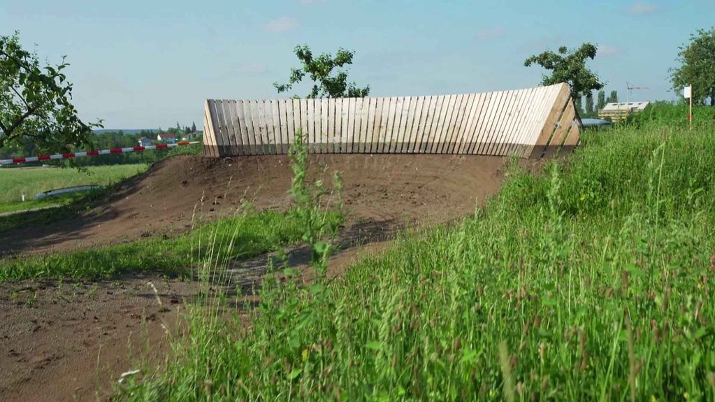 Holzkurve als Steilkurve im Bikepark Herrieden
