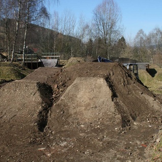 Dirtpark mit zwei Tables und blauem Himmel