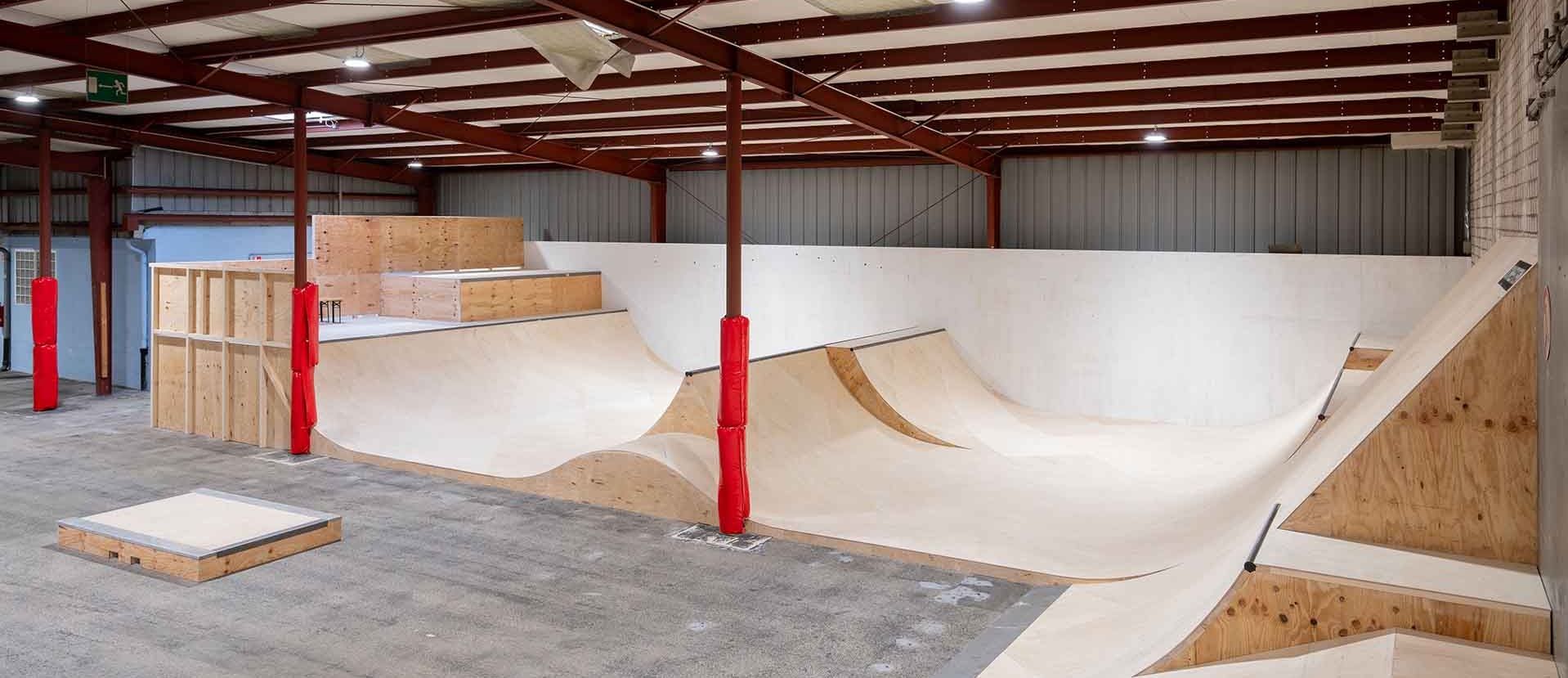 Wooden ramps and quarterpipes in the Fürth indoor park