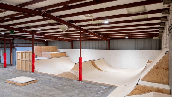Wooden ramps and quarterpipes in the Fürth indoor park