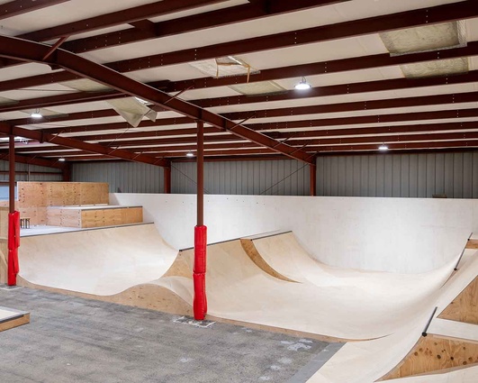 Holzrampen und Quarterpips und Miniramp im Indoorpark Fürth