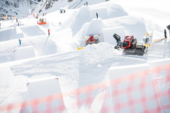 Pistenbully beim Bau einer Kickerline für die Prime Park Sessions