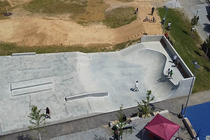 Detail view of Skatepark Frontenhausen with bank and rail