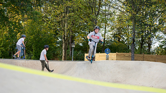 Junge auf Scooter fährt im Skatepark Hennef