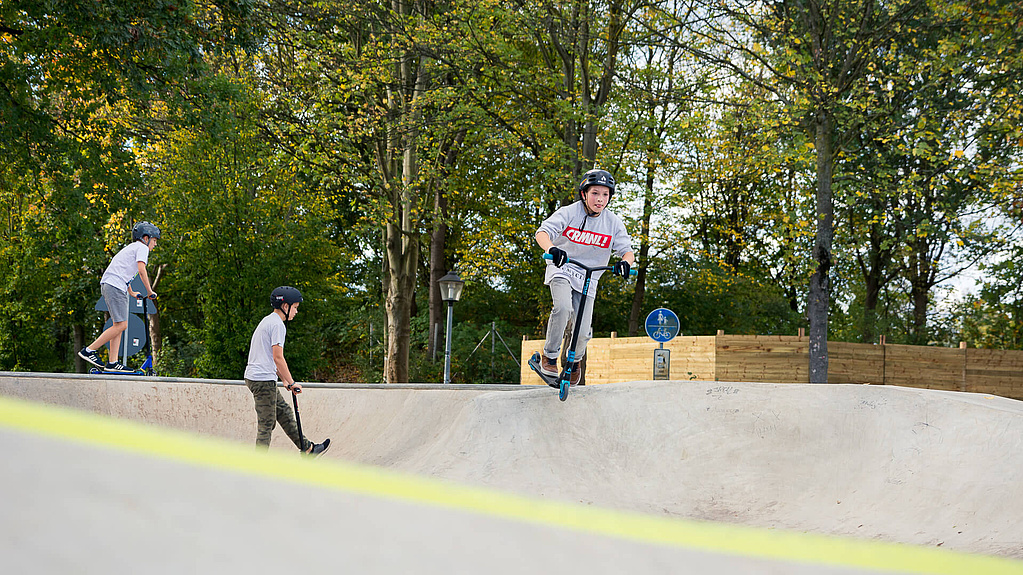 Junge auf Scooter fährt im Skatepark Hennef