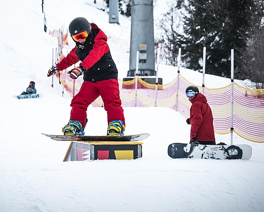 Snowboard Kid slided auf Box