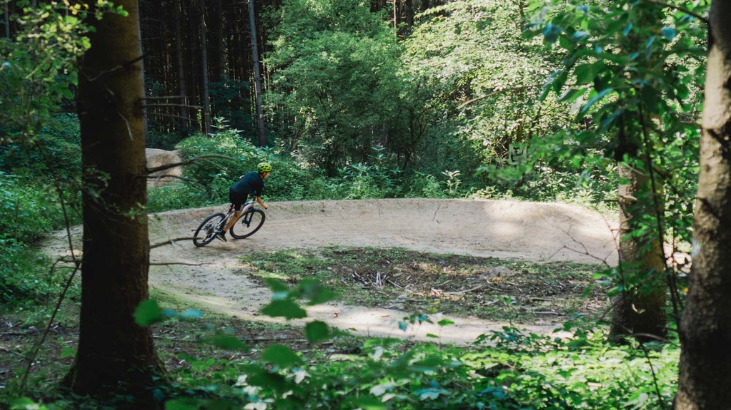 Fahrradfahrer fährt einen Mountainbike-Trail herunter