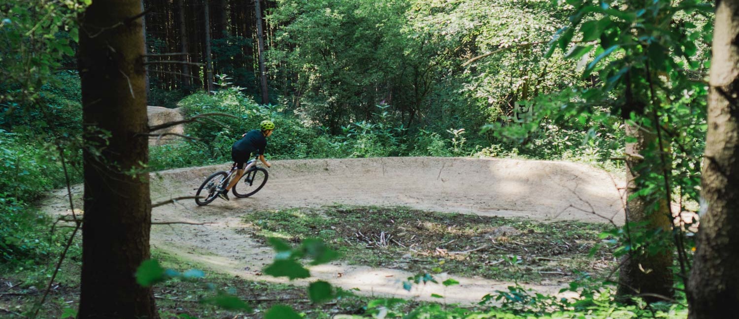 Fahrradfahrer fährt einen Mountainbike-Trail herunter
