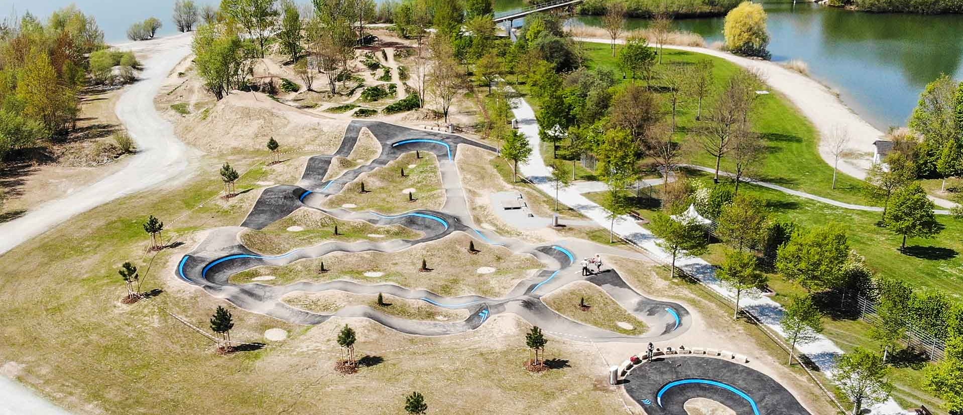 Luftaufnahme Pumptrack Pocking direkt am Badesee