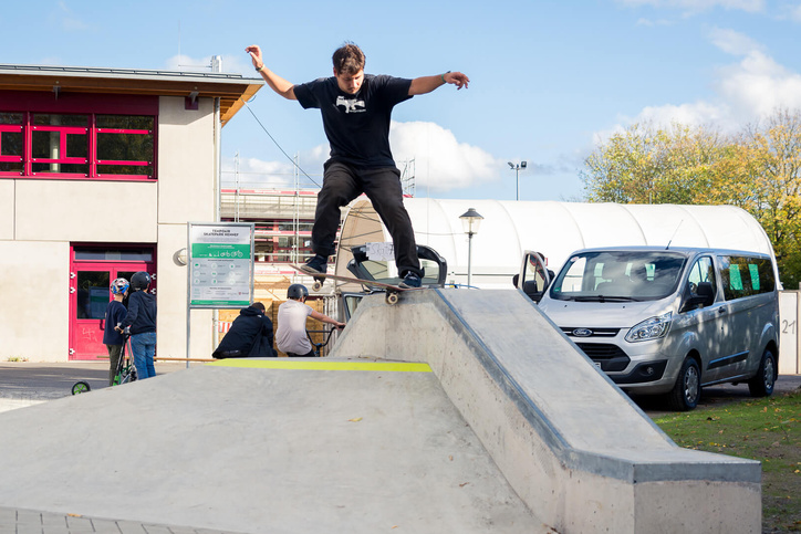 Skater slided im Skatepark Hennef