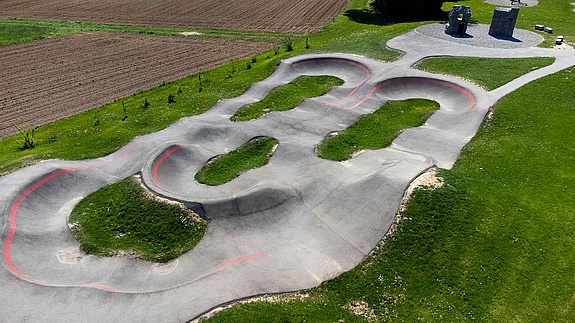 Panorama des Pumptrack Staig mit Bowl-Element und markierten Kurven