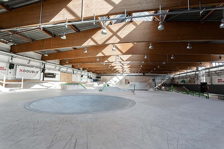 Blick in die Indoor-Skatehalle Innsbruck