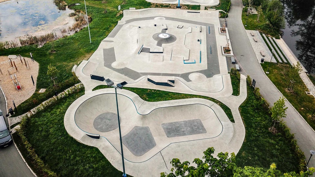 Wide aerial view of the Urban Sports Park in Hof featuring skate pools, a street area, and an adjacent pump track.