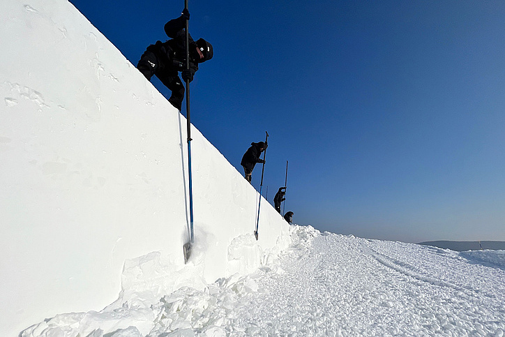 Mitarbeiter schaffen eine Mauer aus Schnee