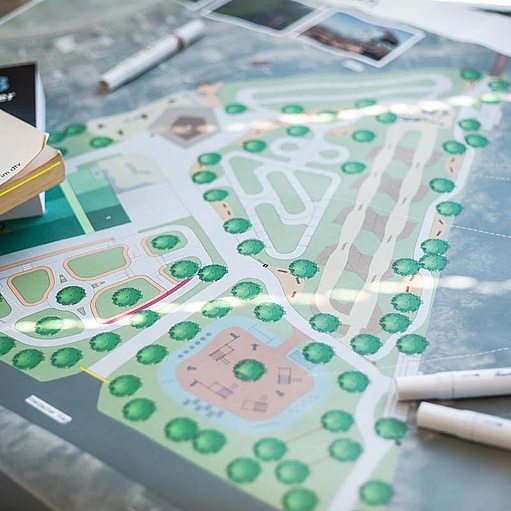 Plan mit Stiften und Gesetzestexten