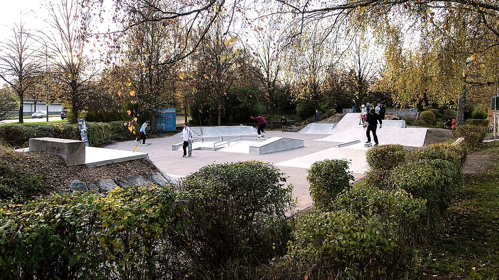 Weitwinkelaufnahme des Skatepark Memmingen mit aktiven Skatern