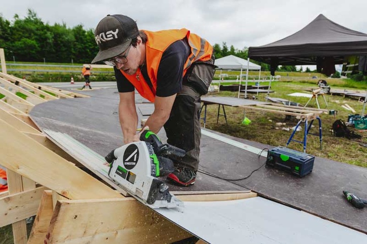 [Translate to Chinesisch:] Employee of Schneestern saws on a construction site
