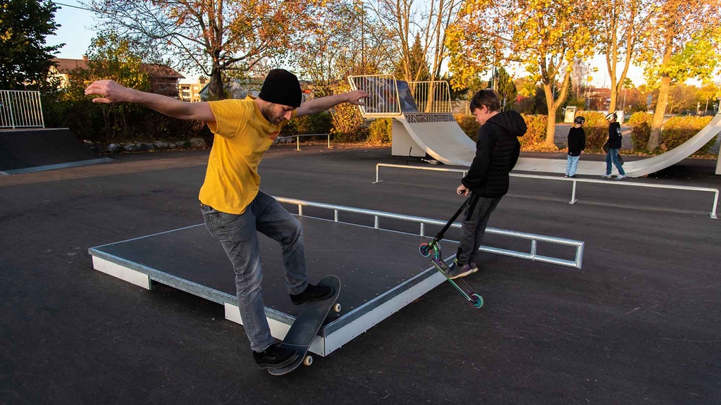 Street-Elemente im Skatepark Marktoberdorf mit Ledges und Flatbar