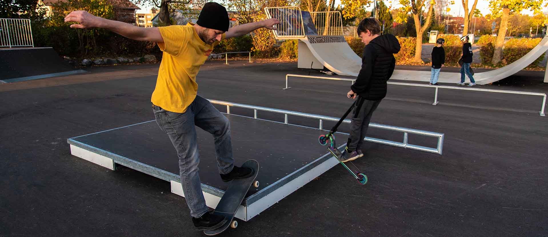 Street-Elemente im Skatepark Marktoberdorf mit Ledges und Flatbar