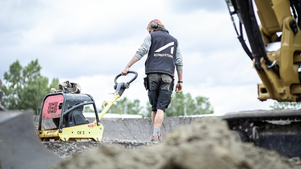 [Translate to Chinesisch:] Schneestern employee building pump track Linz