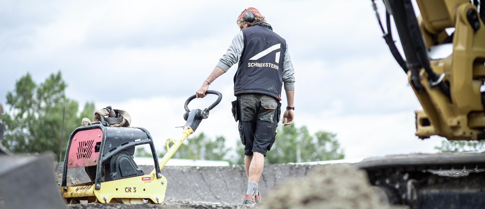 [Translate to Chinesisch:] Schneestern employee building pump track Linz