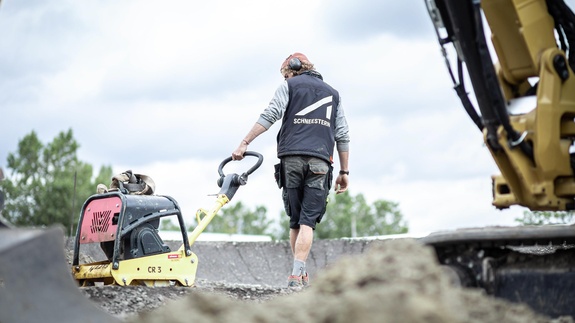 [Translate to Chinesisch:] Schneestern employee building pump track Linz