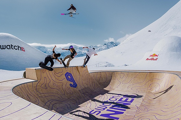 Rider bei spektakulären Tricks über einem Swatch Snowpark Bowl mit Holzrampenelementen am Schilthorn.