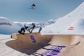 Rider bei spektakulären Tricks über einem Swatch Snowpark Bowl mit Holzrampenelementen am Schilthorn.
