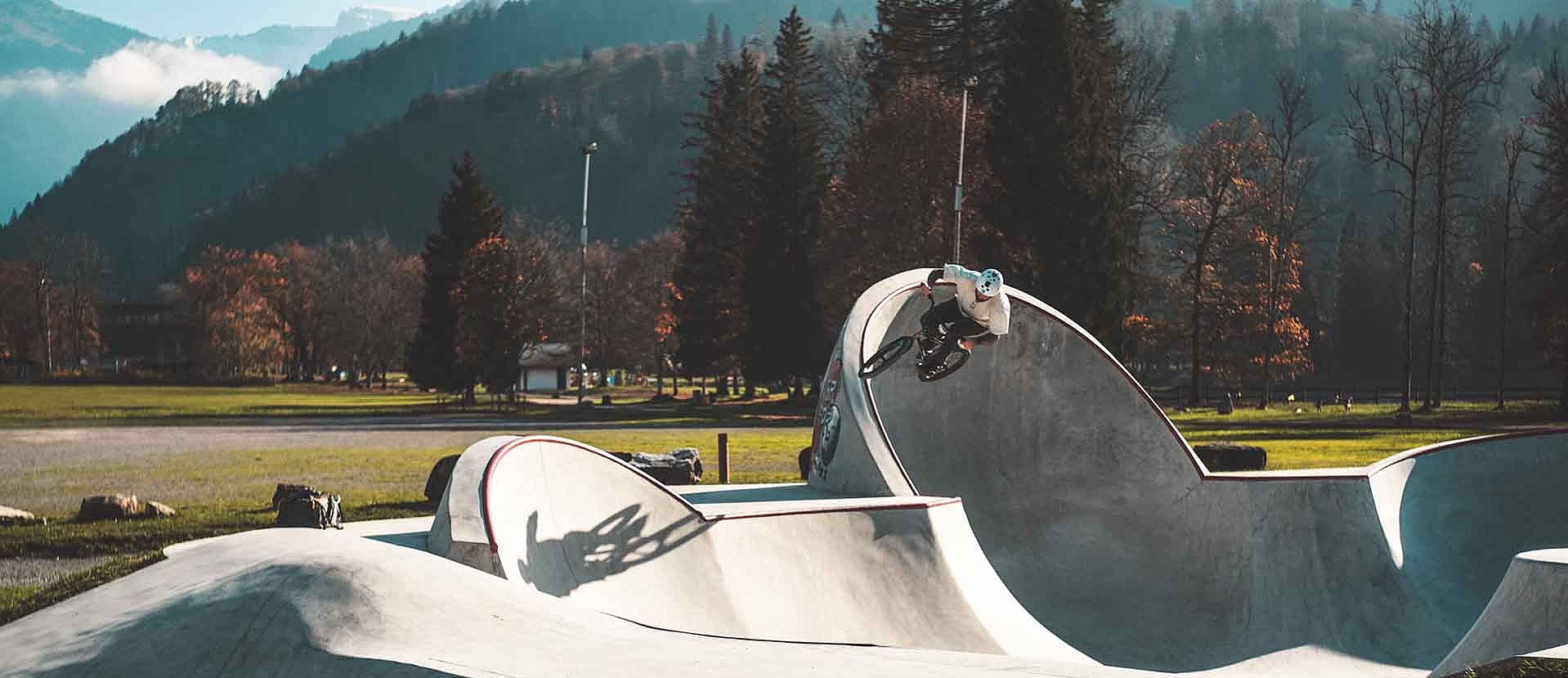 Rider utilise les courbes verticales du parc de Samoëns pour figures et sauts.