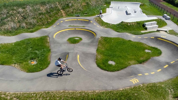Luftaufnahme des Urban Sports Park Uhingen mit Pumptrack und Skatepark