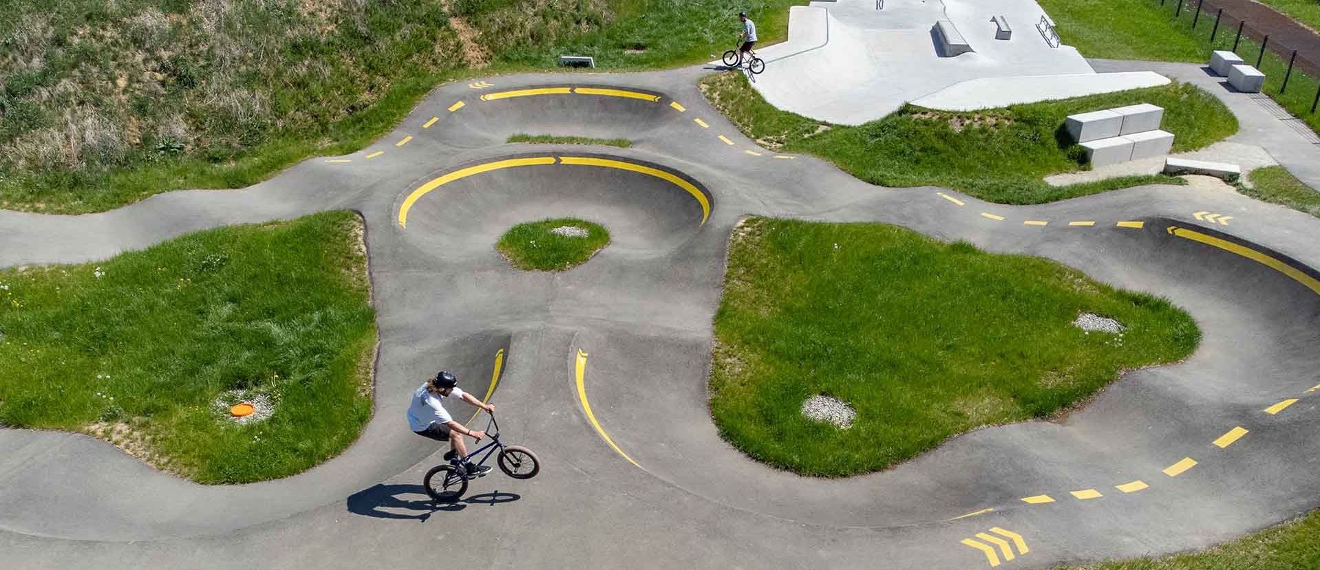 Luftaufnahme des Urban Sports Park Uhingen mit Pumptrack und Skatepark