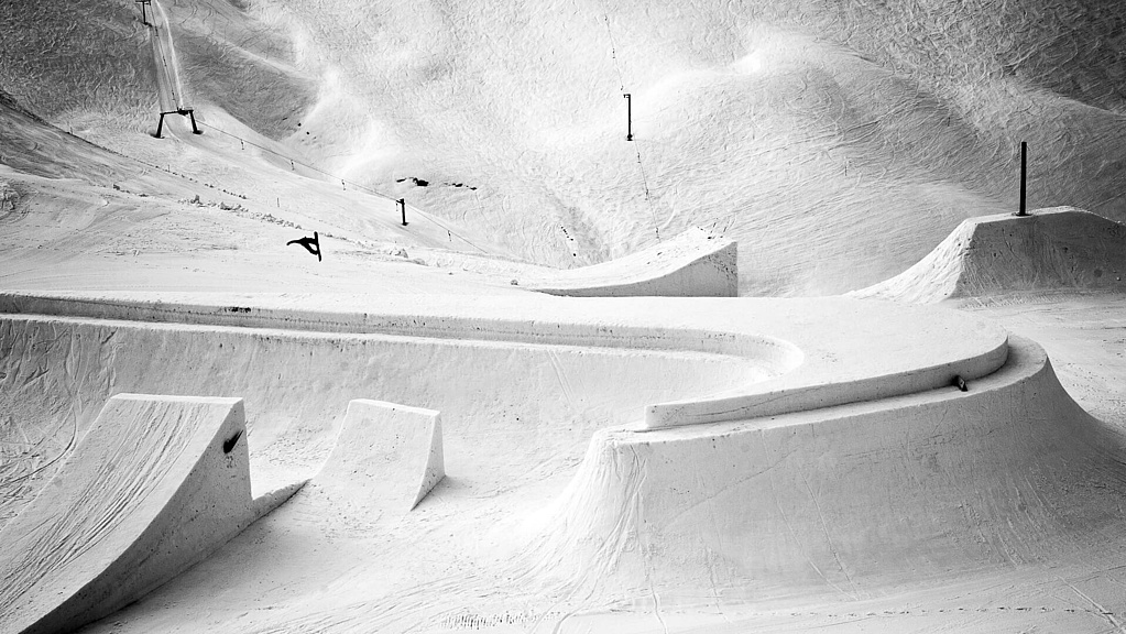 Nike Swoosh aus Schnee mit Snowboarder