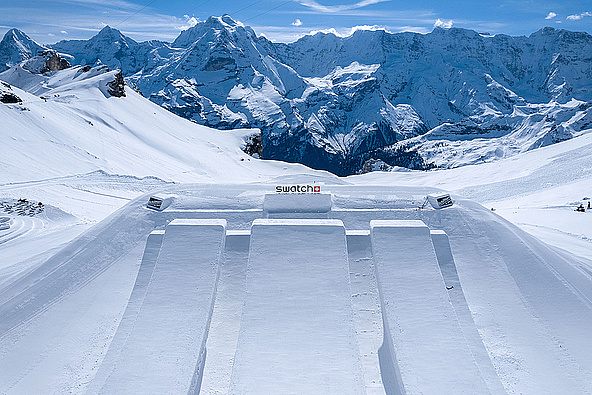 Großes Swatch-Feature am Schilthorn mit vier massiven Kickern und imposanter Alpenkulisse.