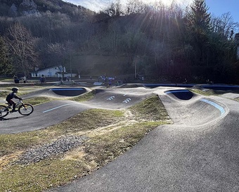 Piste de pumptrack avec pratiquants à Lourdes