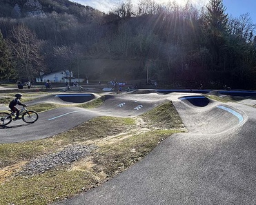 Piste de pumptrack avec pratiquants à Lourdes