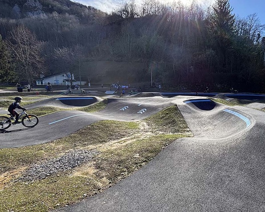 Pumptrack de Lourdes Piste de pumptrack avec pratiquants à Lourdes