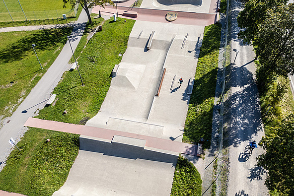Skateparkbereich mit Banks, Ledges und Rails im Urban Sports Park Füssen – perfekt für Streetskate.