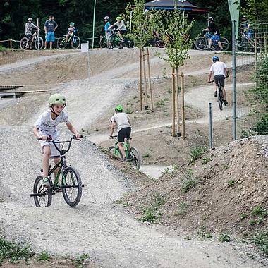 [Translate to Chinesisch:] Child rides on unpaved practice course