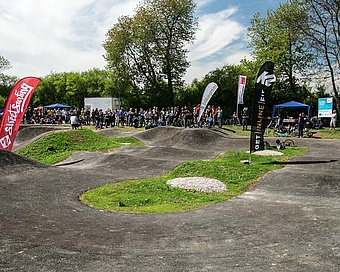 Übersichtsaufnahme des Pumptracks für Rollstuhlfahrer und Laufräder