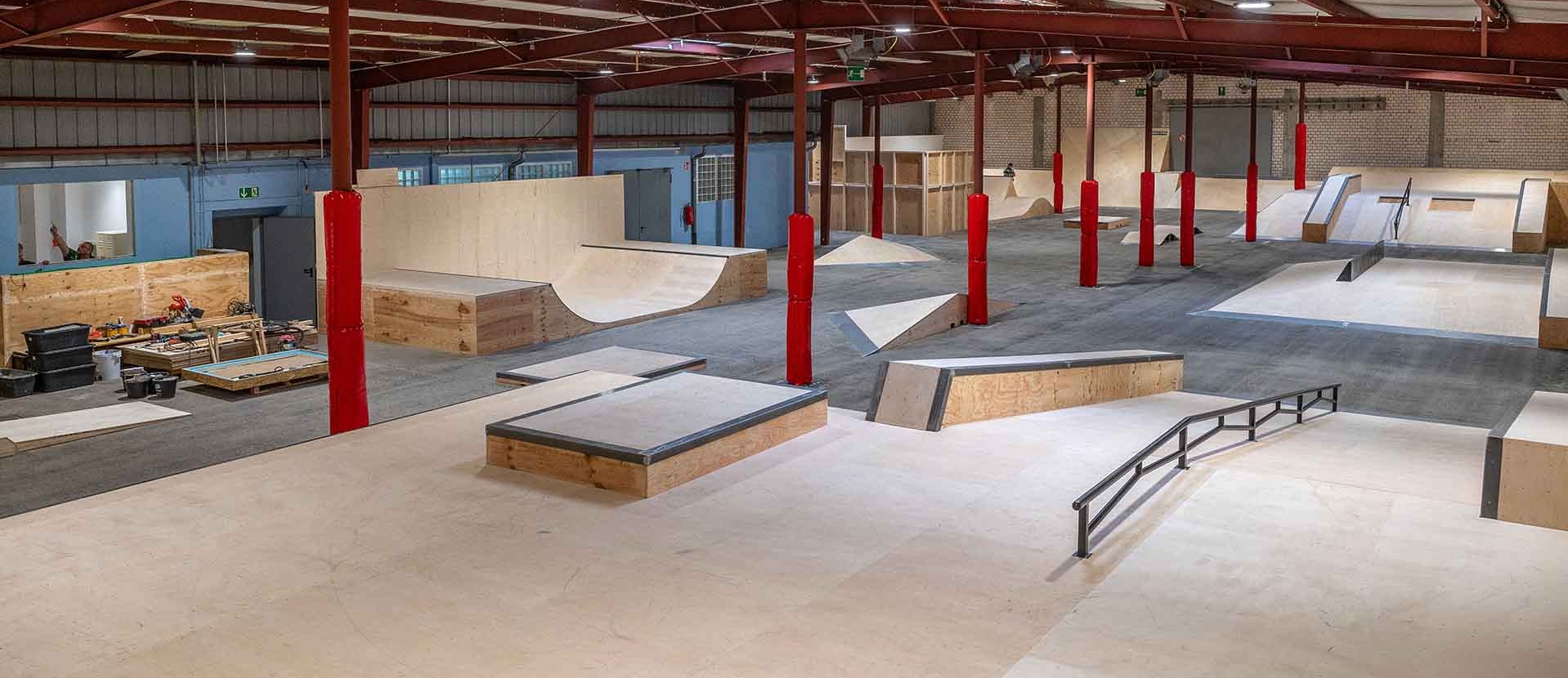 Gesamtansicht der Indoor-Skatehalle Fürth mit verschiedenen Rampen und Hindernissen