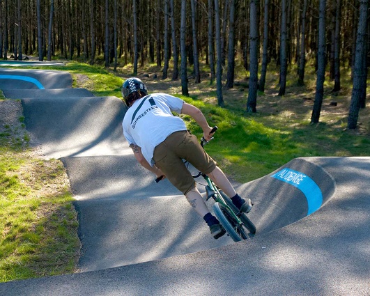 Rider sur la piste de pumptrack d'Audenge