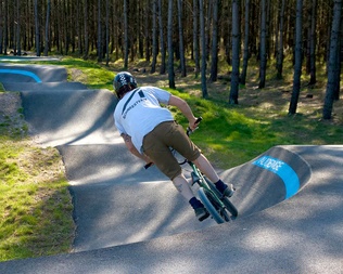 Rider sur la piste de pumptrack d'Audenge