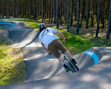Rider sur la piste de pumptrack d'Audenge