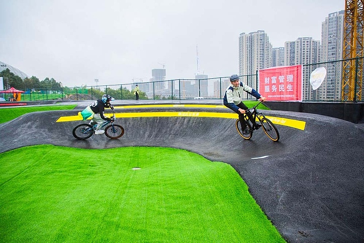 Zwei Fahrradfahrer auf dem Pumptrack Guiyang China